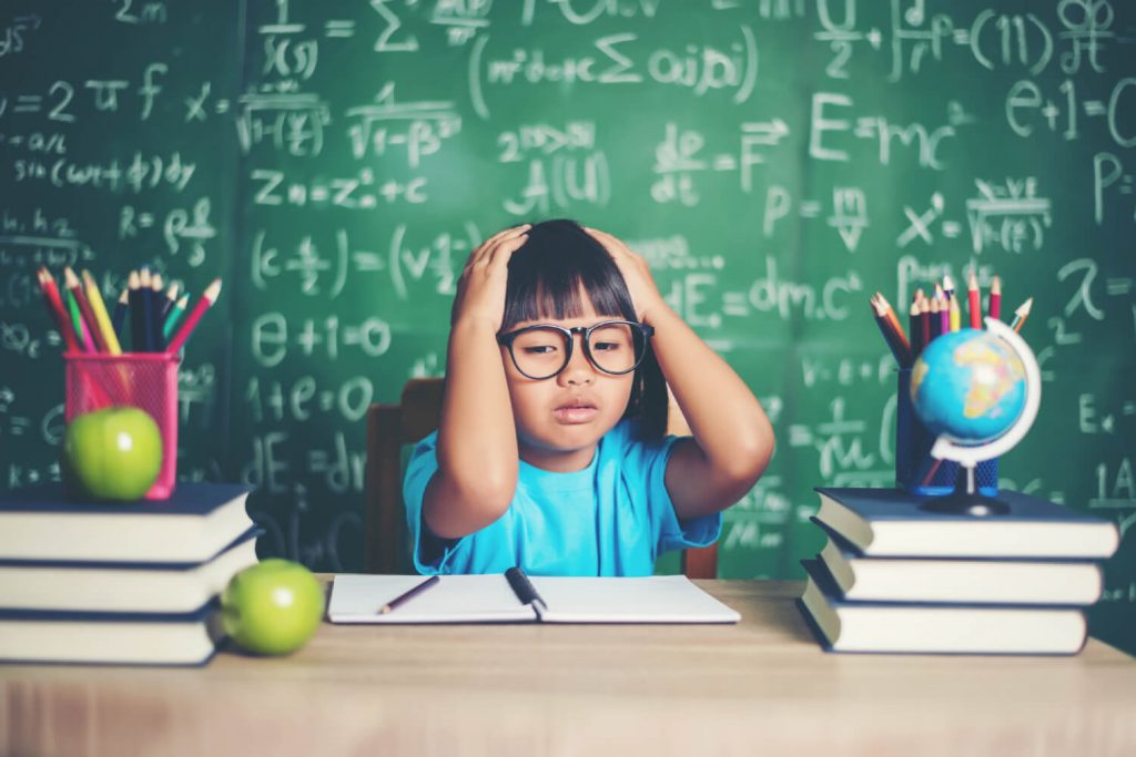 Enfant stressée en classe