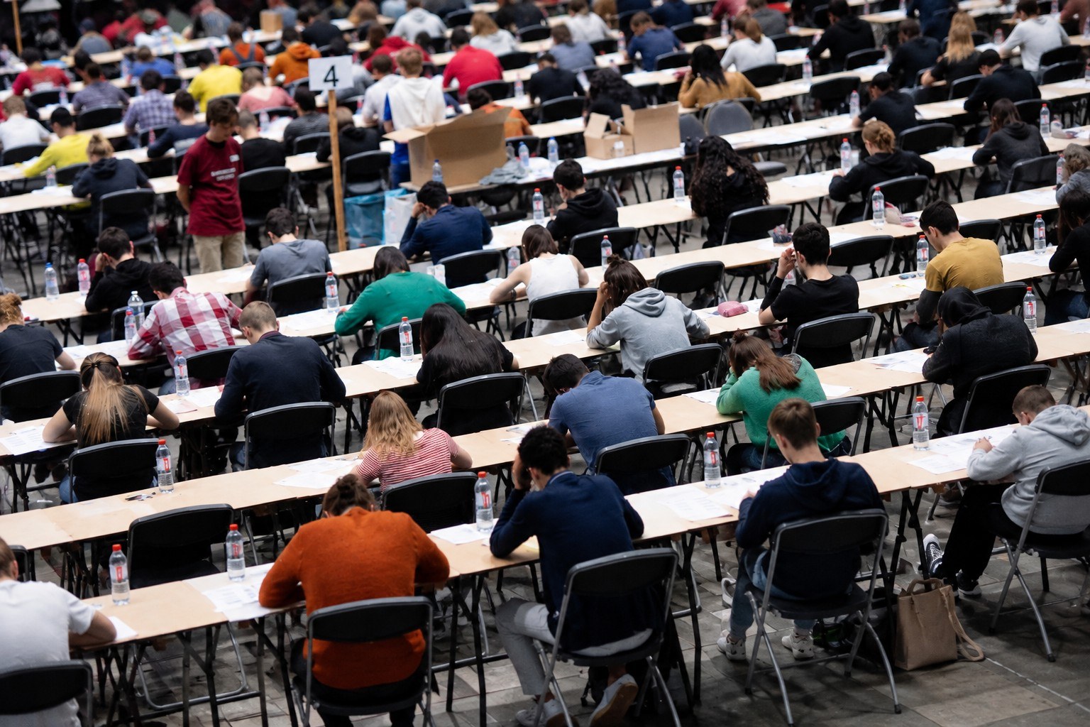 Des centaines de candidats passent le concours d’entrée en médecine dans une grande salle d’examen