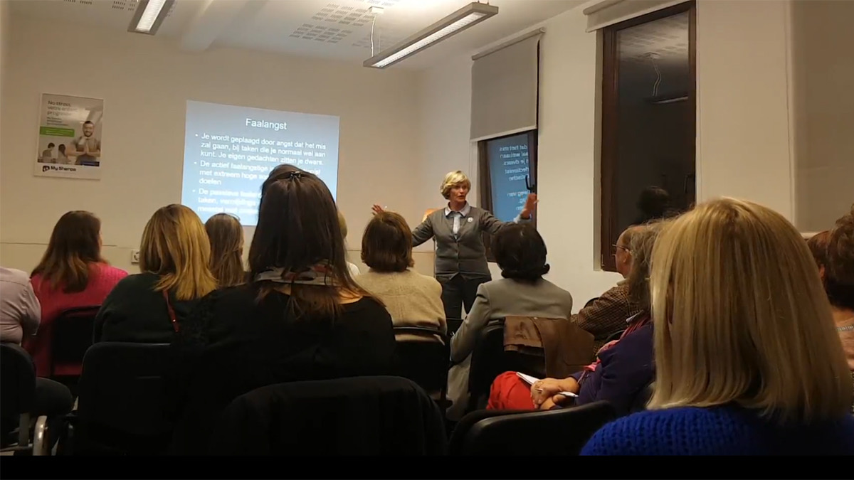 Marijke Bisschop pendant sa conférence sur la confiance en soi
